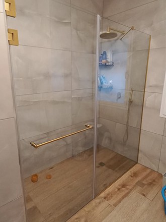 מקלחון מוזהב, מקלחונים זכוכית שקופה ופרזול מוזהב - זכוכית 2000