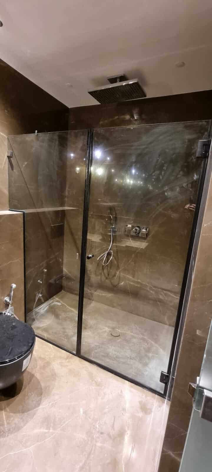 פרויקט התקנת מקלחון עם פרזול שחור בחיפה - זכוכית 2000